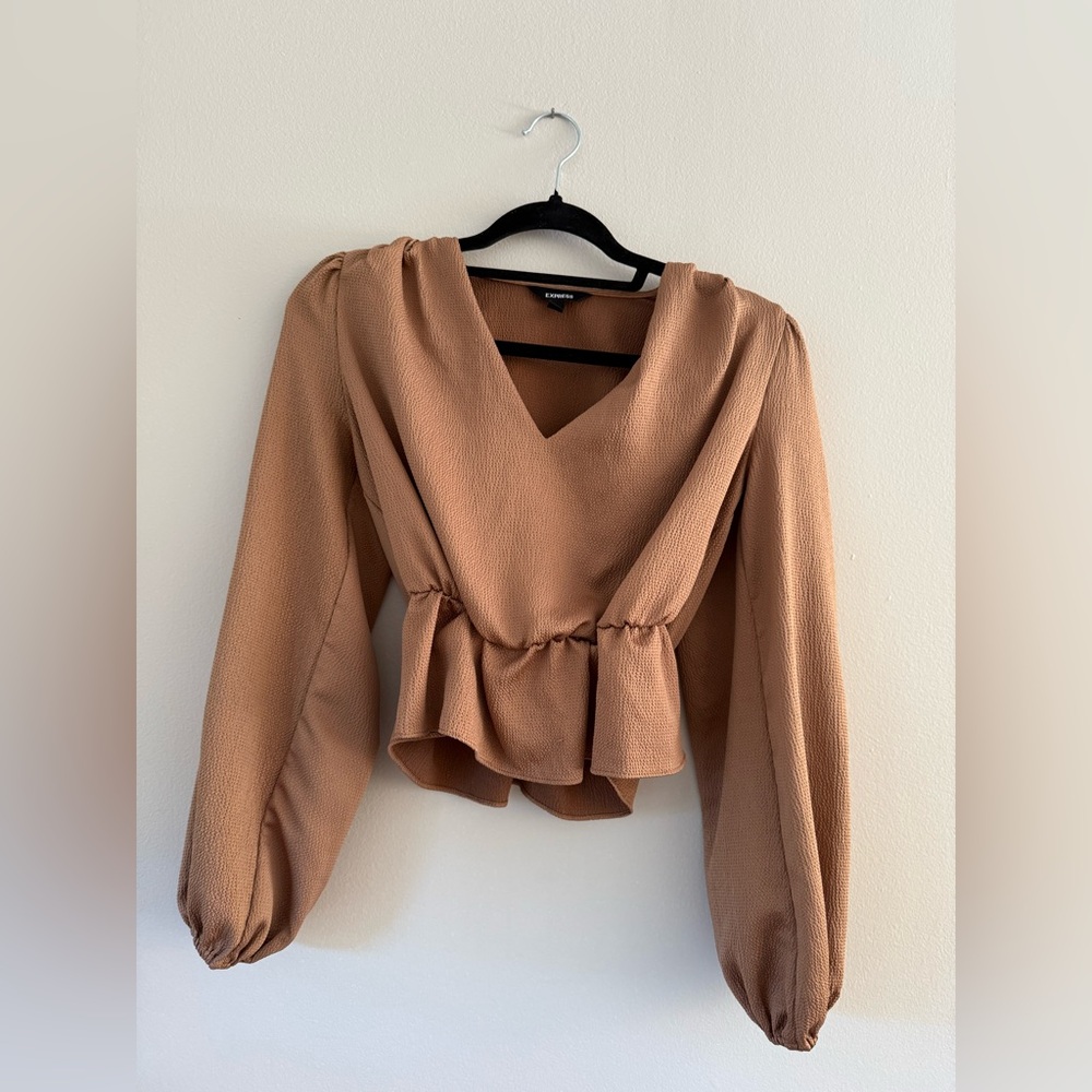 EXPRESS Tan V-Neck Peplum Blouse | XS